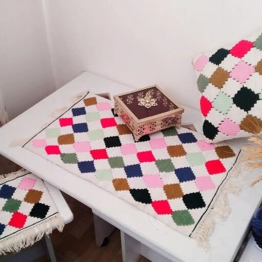 تصویر 4 از گلیم دستباف رو میزی با طرح سنتی و رنگارنگ